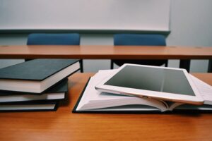 An In-depth Analysis Of The Pros and Cons Of Virtual Classroom vs. Traditional Classroom